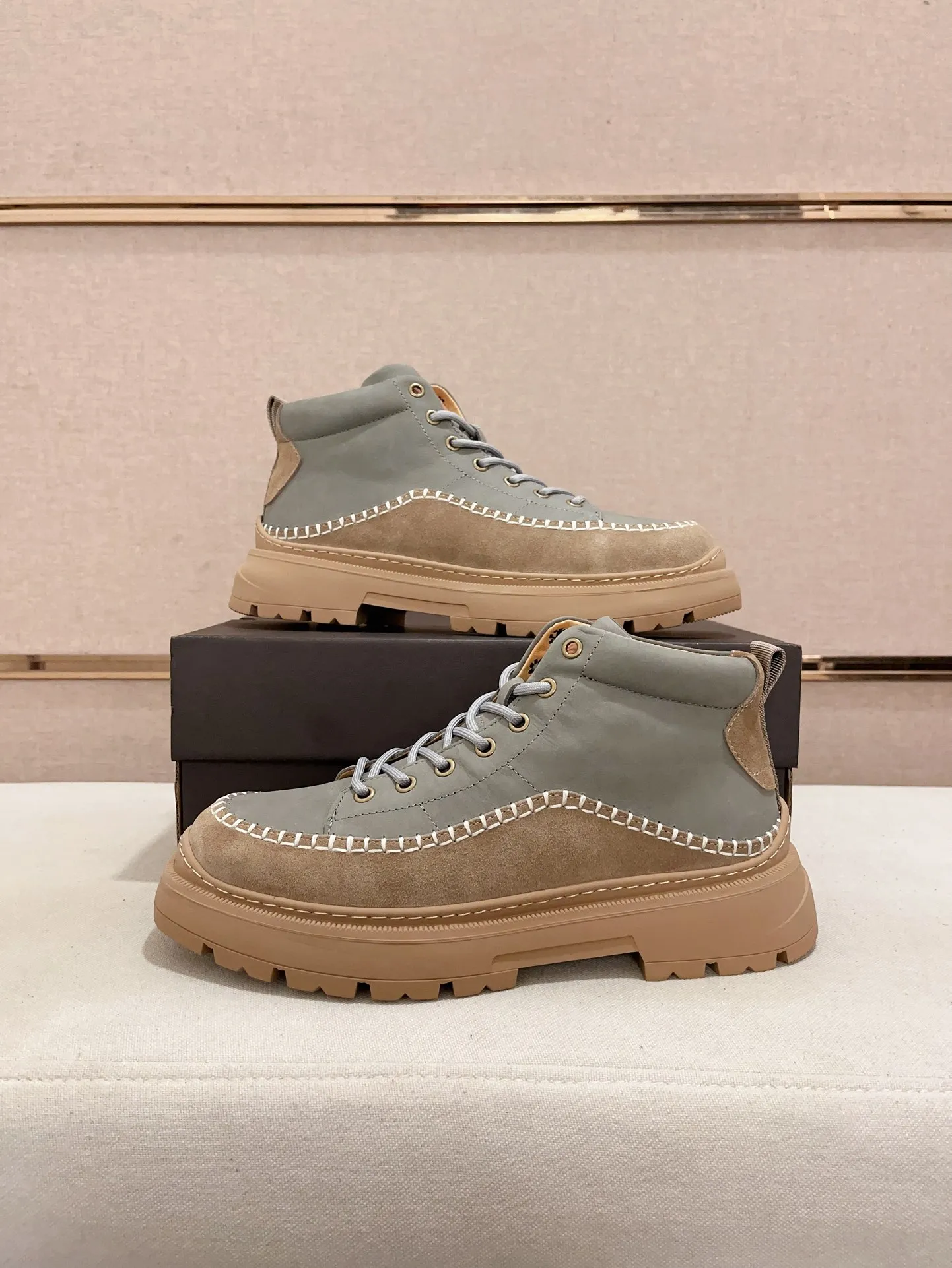 Factory price: 760💰North American men's shoes Ugg ☃️In the special sale of new high-quality men's shoes snow boots in autumn and winter, the nemesis of extreme cold weather! Made of cowhide leather, merino wool lining, and original outsole, whether driving, outdoor or daily wear, there is always one that suits you! Code number 39-44